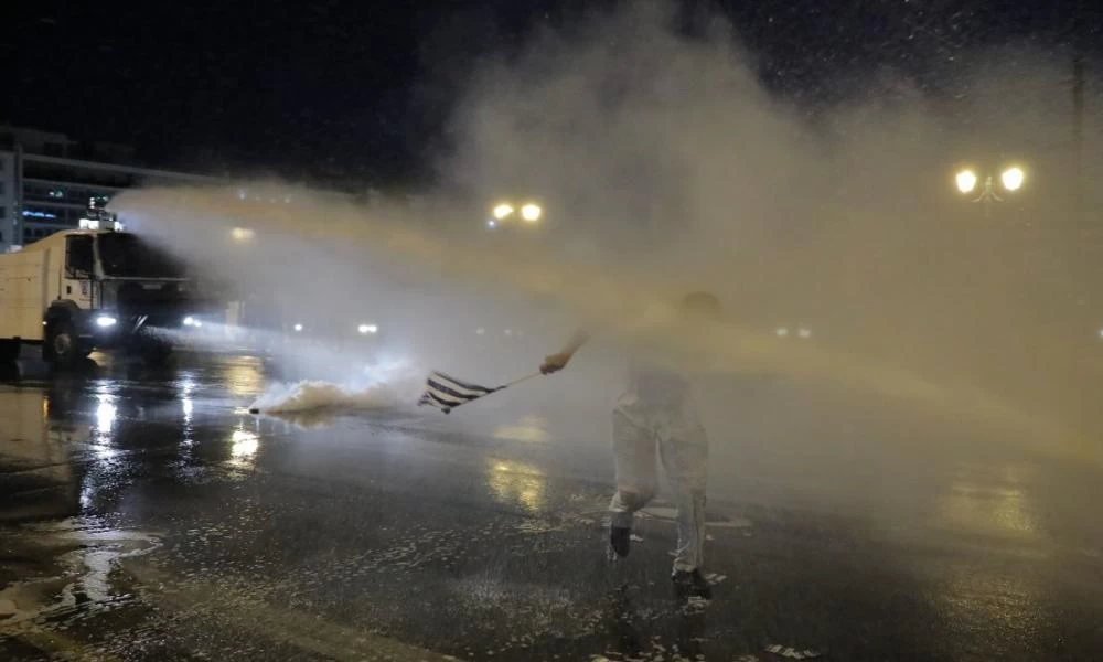 Νέα επεισόδεια στην μεγάλη συγκέντρωση αντιεμβολιαστών στο Σύνταγμα (εικόνες)